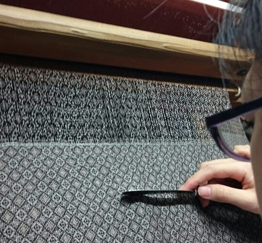 本場奄美大島紬を知る「緻密な模様を編み出す手作業での絣締めと平織り 